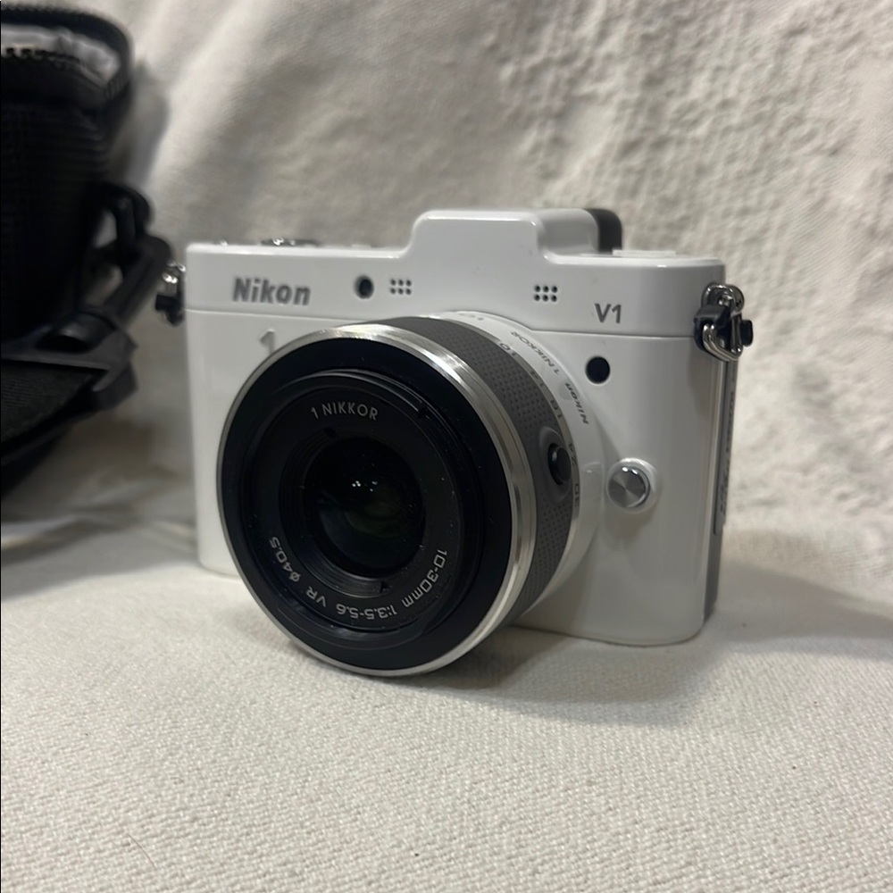 Nikon V1 White Mirrorless Camera